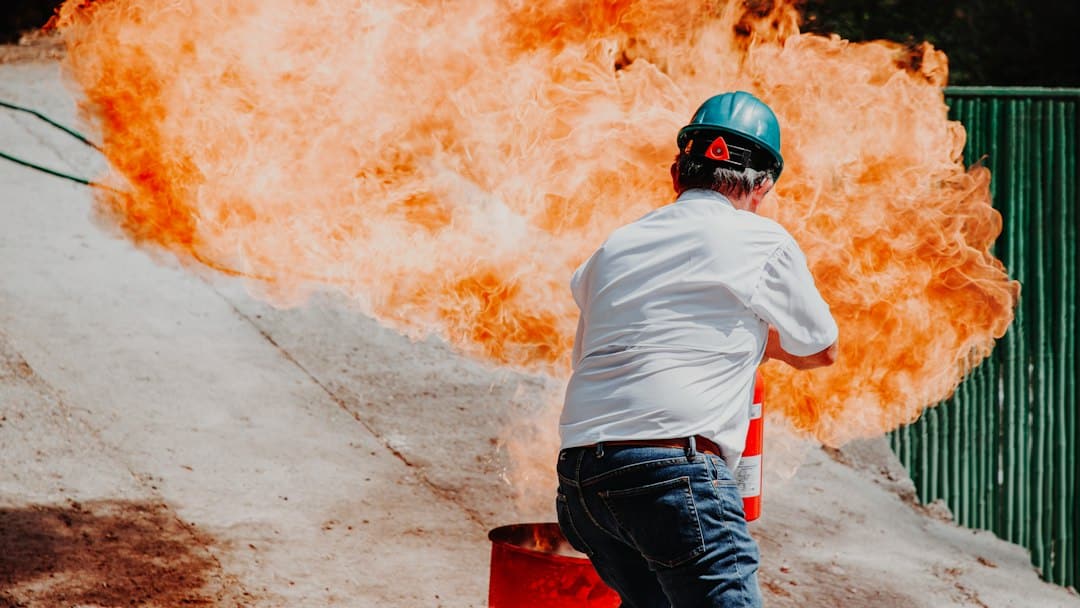 Exercice pratique de manipulation d’extincteurs sur feu simulé
